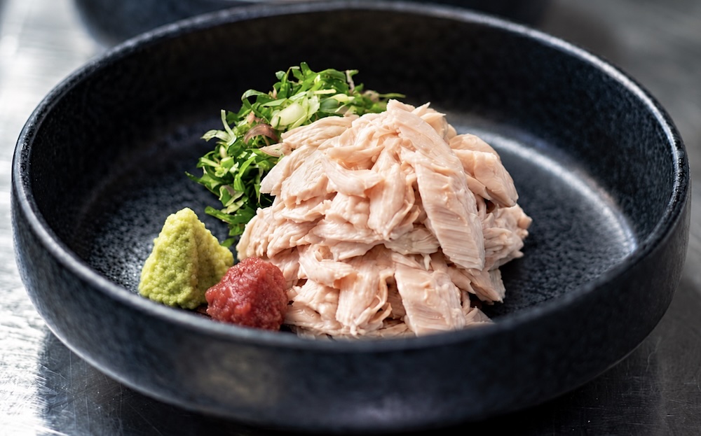 蒸した鶏ささみ肉｜薬味・梅わさび添え